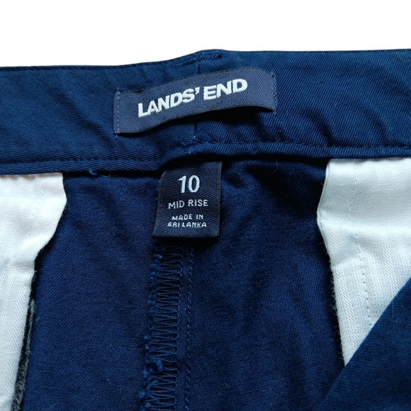 LANDS END WOMEN'S SIZE 10 BLUE BUTTON ZIP CLASP MID RISE SHORTS. - Picture 2 of 6